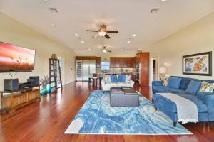 Istumisnurk majutusasutuses Dancing with Waves Beach House with 3 bedrooms and 2 baths
