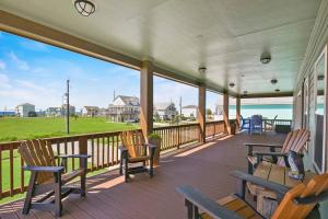 Rõdu või terrass majutusasutuses Dancing with Waves Beach House with 3 bedrooms and 2 baths