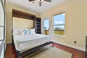 Voodi või voodid majutusasutuse Dancing with Waves Beach House with 3 bedrooms and 2 baths toas