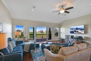 Istumisnurk majutusasutuses Dancing with Waves Beach House with 3 bedrooms and 2 baths