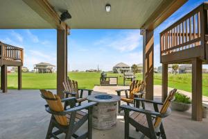 Rõdu või terrass majutusasutuses Dancing with Waves Beach House with 3 bedrooms and 2 baths