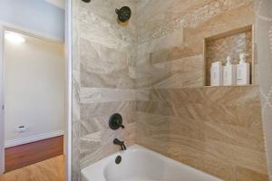 Vannituba majutusasutuses Dancing with Waves Beach House with 3 bedrooms and 2 baths