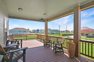 Rõdu või terrass majutusasutuses Dancing with Waves Beach House with 3 bedrooms and 2 baths