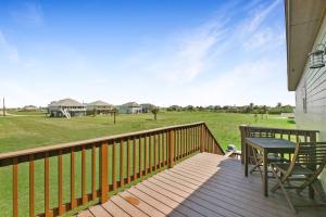 Rõdu või terrass majutusasutuses Dancing with Waves Beach House with 3 bedrooms and 2 baths