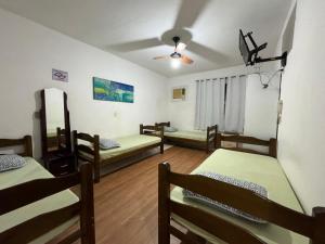 Habitación con 4 camas y techo. en Pousada Anhanguera, en Ribeirão Preto