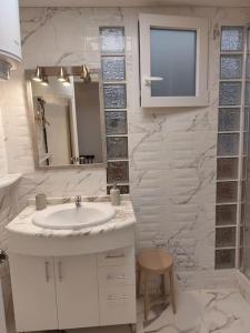 トレブランカにあるPiso Centro Torreblancaの洗面台と鏡のある白いバスルーム