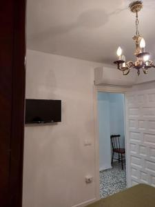 トレブランカにあるPiso Centro Torreblancaの白いドアとテレビとシャンデリアのある部屋 +35枚の写真
