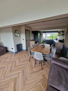 Una sala de estar con una mesa y sillas de madera. en Townhouse - 6 Bed Hot Tub House, en Bowness-on-Windermere
