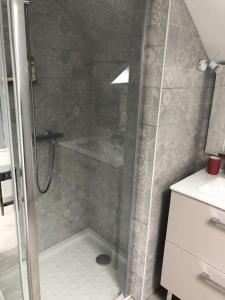Ένα μπάνιο στο Chez Blandine - jolie chambre et mezzanine climatisées proche UTT infrastructures sportives