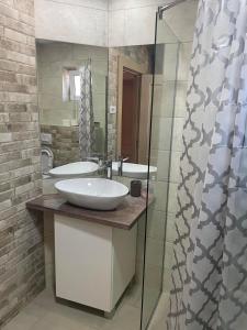 Imagem da galeria de Casa Mia Apartments - Modern - Comfortable Stays 5 Min from Airport - Transport Possible em Ledine mais 15 fotografias