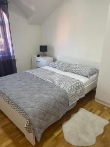 1 dormitorio con 1 cama, vestidor y 1 cama sidx sidx sidx en Casa Mia Apartments - Modern - Comfortable Stays 5 Min from Airport - Transport Possible, en Ledine 15 fotos más