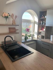 Imagem da galeria de Casa Mia Apartments - Modern - Comfortable Stays 5 Min from Airport - Transport Possible em Ledine