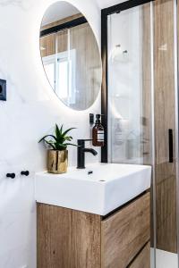 une salle de bain avec un lavabo et un miroir dans l'établissement Exclusive Penthouse - Big Balcony & Private Garden, à Orihuela
