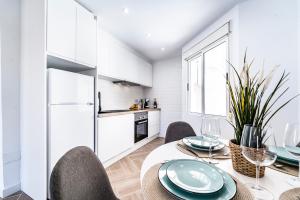 une cuisine et une salle à manger avec une table et des chaises dans l'établissement Exclusive Penthouse - Big Balcony & Private Garden, à Orihuela