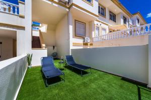 d'un balcon avec 2 chaises et de l'herbe verte. dans l'établissement Exclusive Penthouse - Big Balcony & Private Garden, à Orihuela 38 autres photos