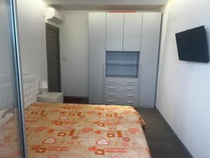 1 dormitorio pequeño con 1 cama y armario en FronteMare Luxury, en Montesilvano
