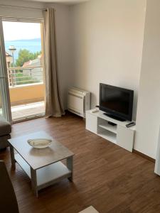 Μια τηλεόραση ή/και κέντρο ψυχαγωγίας στο Apartman Royal Lino