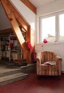 sala de estar con silla y estante para libros en B7 Selfkant, en Selfkant