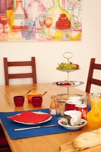 una mesa de madera con platos de comida y bebida en B7 Selfkant, en Selfkant