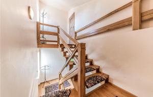 Palanda nebo palandy na pokoji v ubytování Lovely Apartment In Szklarska Poreba + 3 fotografie