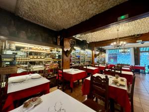 a restaurant with tables and chairs in a room at Hotel Valls Valira in Os de Civís