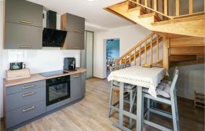 Η κουζίνα ή μικρή κουζίνα στο Amazing Home In Ryn With Wifi