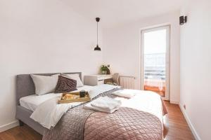 una camera con un letto e un vassoio di Apartament z Jacuzzi Parking Balkon 2 sypialnie a Breslavia