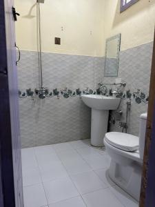 Koupelna v ubytování MANOKUR - E- BASA HOTEl