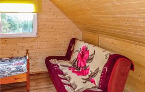 Pokój z krzesłem i oknem w obiekcie Beautiful Home In Karwienskie Blota w Karwieńskim Błocie