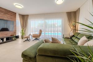 Ruang duduk di New Luxury Villa with private pool - by TA Leut Agency