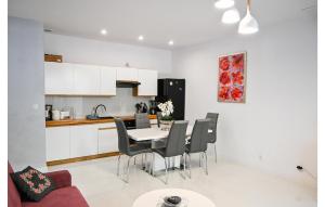 Η κουζίνα ή μικρή κουζίνα στο 1 Bedroom Lovely Apartment In Lukecin