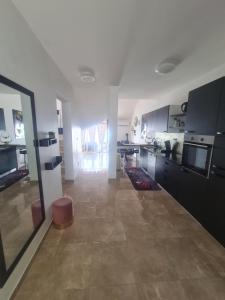 Kuchyňa alebo kuchynka v ubytovaní Luxury apartment Duće with private pool