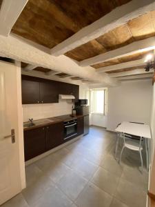 Η κουζίνα ή μικρή κουζίνα στο Studio au calme en plein coeur d'Ajaccio