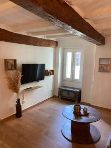 Μια τηλεόραση ή/και κέντρο ψυχαγωγίας στο Studio au calme en plein coeur d'Ajaccio