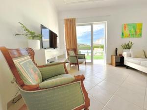 Una sala de estar con un sofá y un televisor. en Galé Premium House - Pet Friendly, en Albufeira