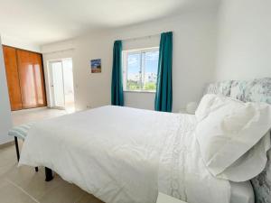 Un dormitorio con una cama blanca y una ventana. en Galé Premium House - Pet Friendly, en Albufeira 67 fotos más