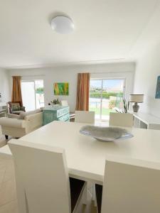 Una sala de estar con una mesa y sillas blancas. en Galé Premium House - Pet Friendly, en Albufeira