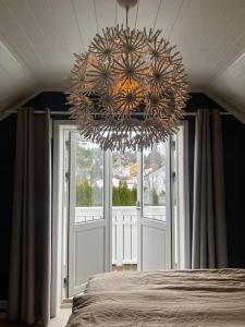 En eller flere senge i et værelse på Flott enebolig, med 3 soverom og 2 bad, med kort vei til sentrum