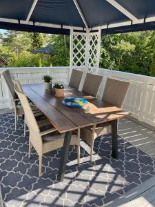 En balkon eller terrasse på Flott enebolig, med 3 soverom og 2 bad, med kort vei til sentrum