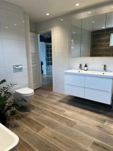 Et badeværelse på Flott enebolig, med 3 soverom og 2 bad, med kort vei til sentrum