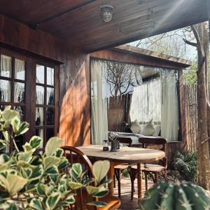 Zahrada ubytování Cabin Home อยู่ป่า wild and free
