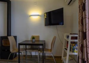 Telewizja i/lub zestaw kina domowego w obiekcie Beach Side Apartments Calahonda