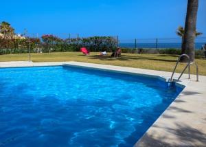 Basen w obiekcie Beach Side Apartments Calahonda lub w pobliżu