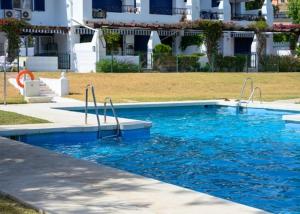 Basen w obiekcie Beach Side Apartments Calahonda lub w pobliżu