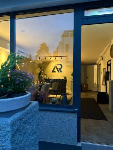 ein Blick auf eine Terrasse durch ein Fenster in der Unterkunft Alpha Rooms in Backnang