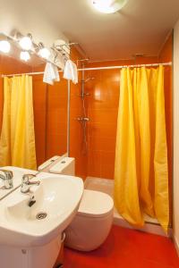 Koupelna v ubytování Apartamentos Bahía de Boó