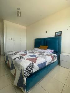 アガディールにあるLuxuswohnung mit tollen Meerblickの青いヘッドボード付きのベッド1台 +9枚の写真