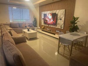 アガディールにあるLuxuswohnung mit tollen Meerblickのソファとテーブルのあるリビングルーム