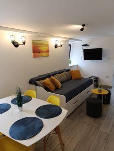 Photo de la galerie de l'établissement Apartman Ivana, à Splitska 70 autres photos