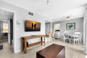 TV a/nebo společenská místnost v ubytování Sandpiper Cove 1016